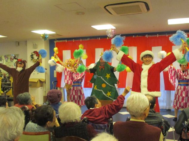 サンタやトナカイの仮装をしてクリスマスイベントをする様子