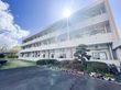 日差しが差し込む建物外観
