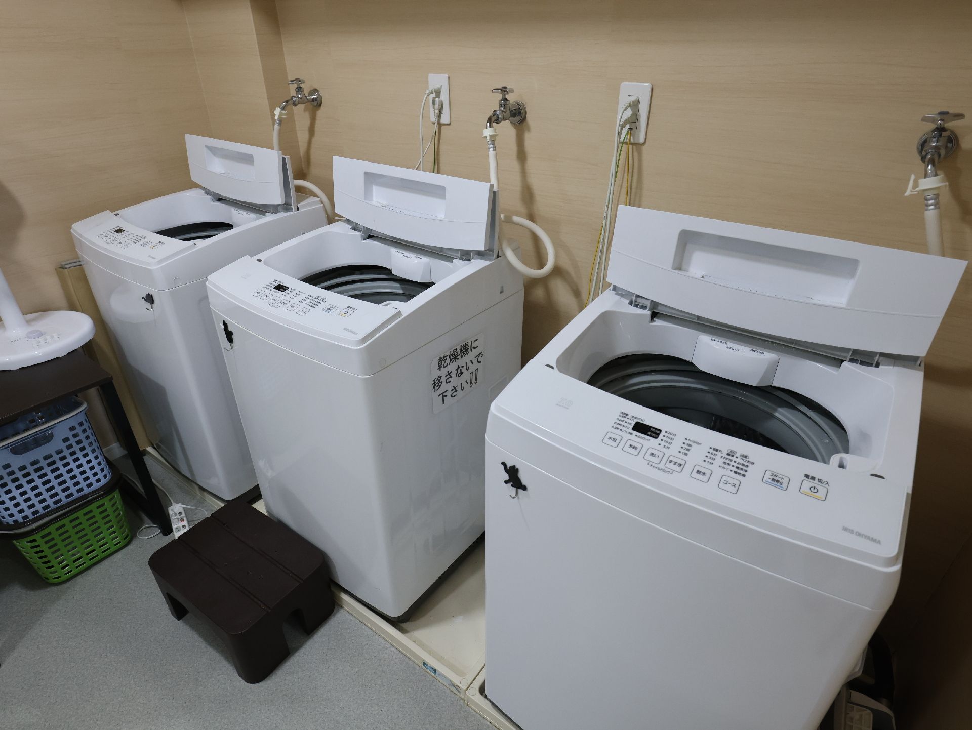 入居者が利用できる洗濯機、乾燥機が設置されているランドリー