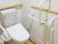 トイレの両サイドには手すりが設置され、その内の一つはトイレットペーパーホルダーを囲むように付けられている。