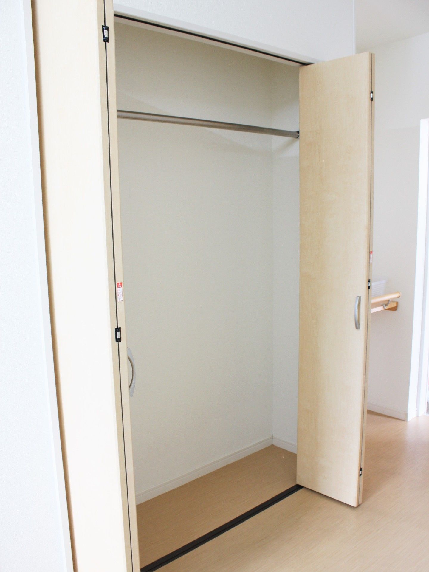 ベージュの扉が付いた大きめの収納スペースが部屋についている。