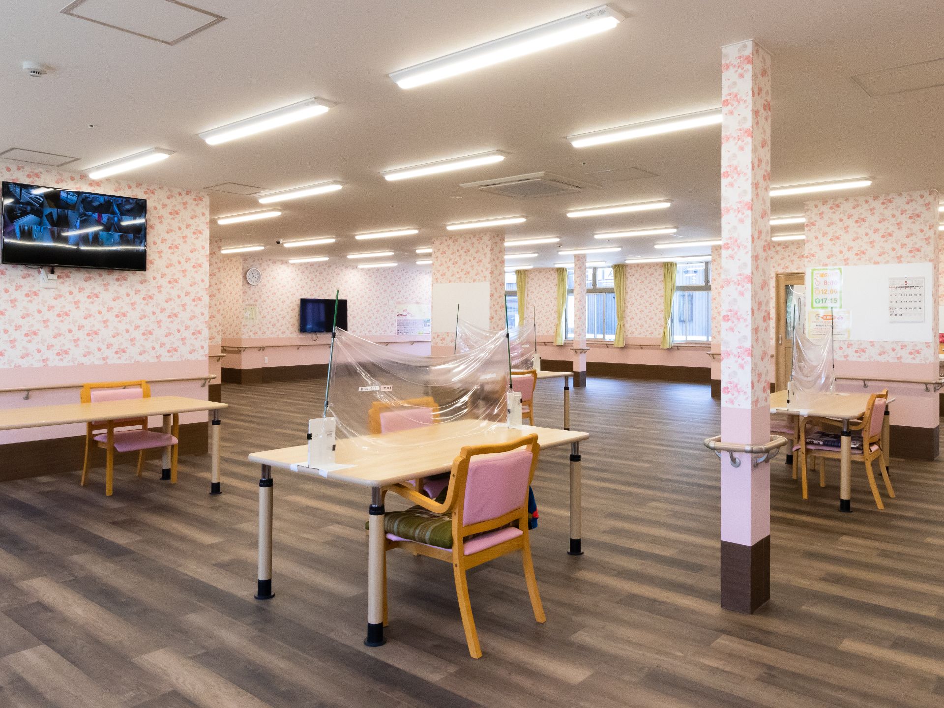 家具の配置にゆとりを持たせた共有スペース