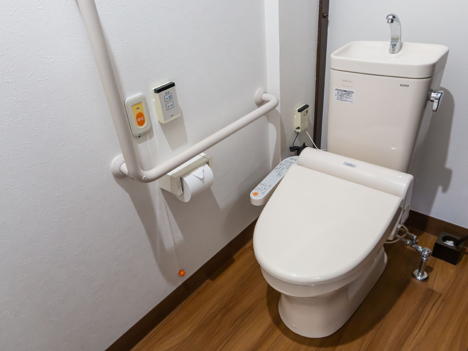 バリアフリー完備で、手すりがあって床に段差がないトイレ