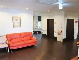 振り向く高齢女性と介助をする女性ヘルパー