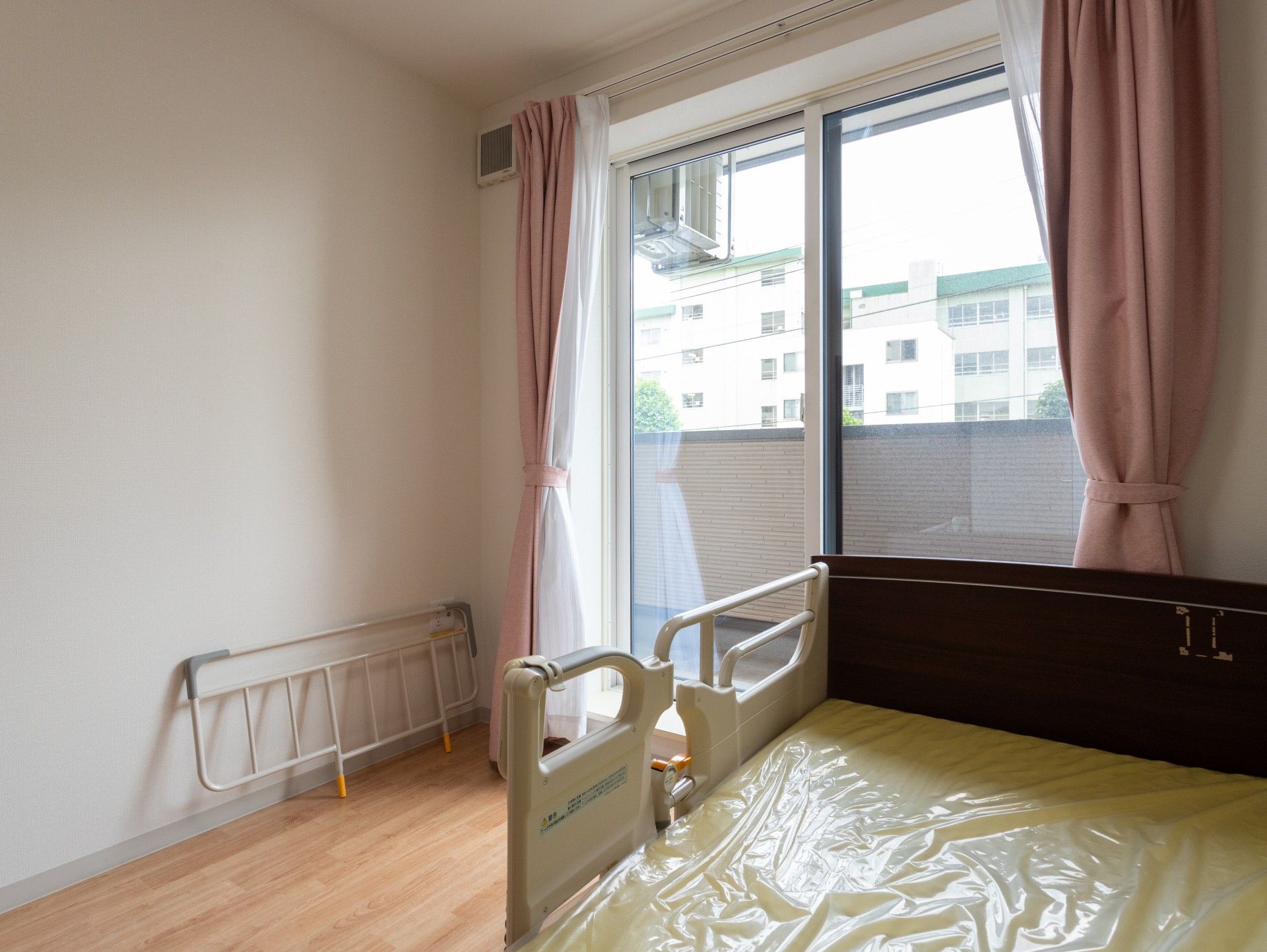明るい個室の窓辺