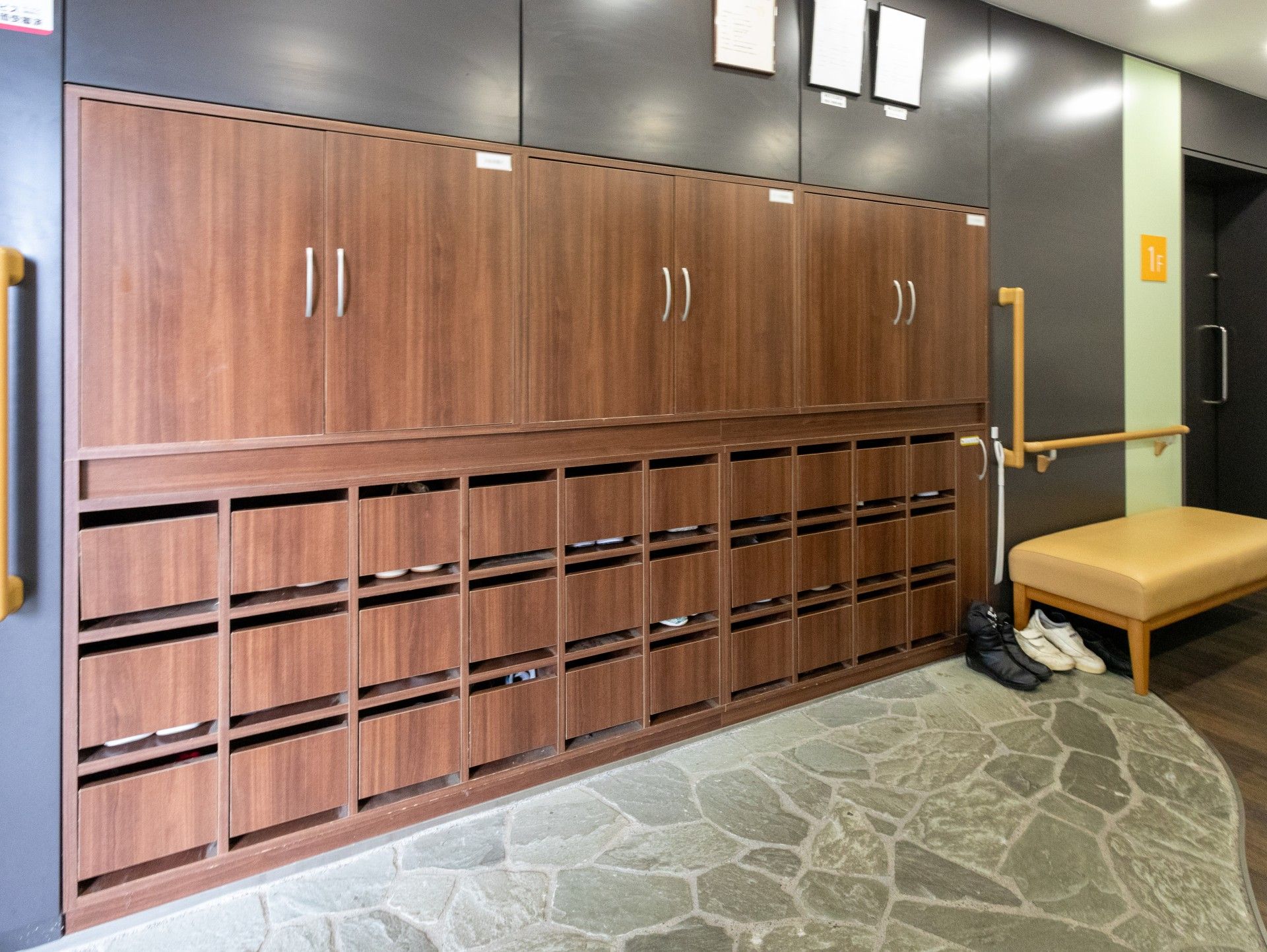 靴箱とベンチのある玄関