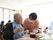 高齢者とスタッフの会話シーン
