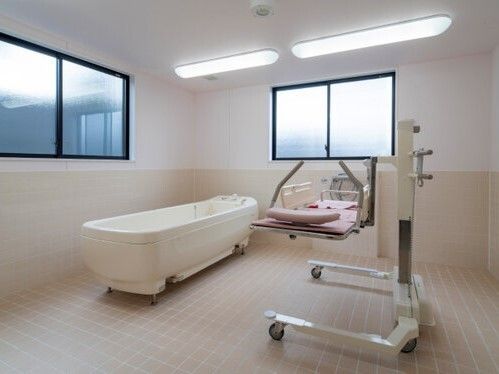 寝たきりの姿勢に対応した専用の臥位浴対応型浴槽の写真