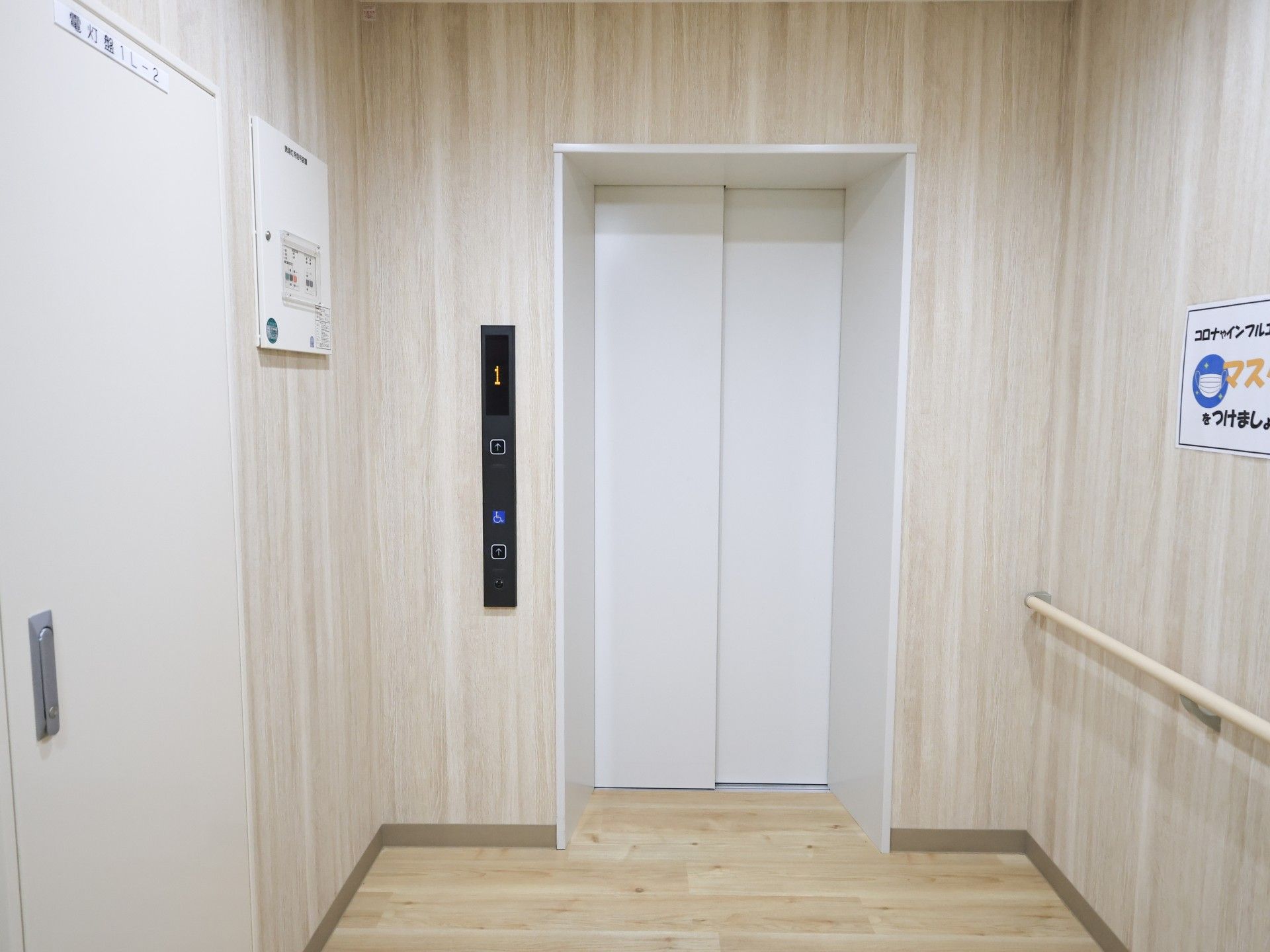 エレベーター前の廊下