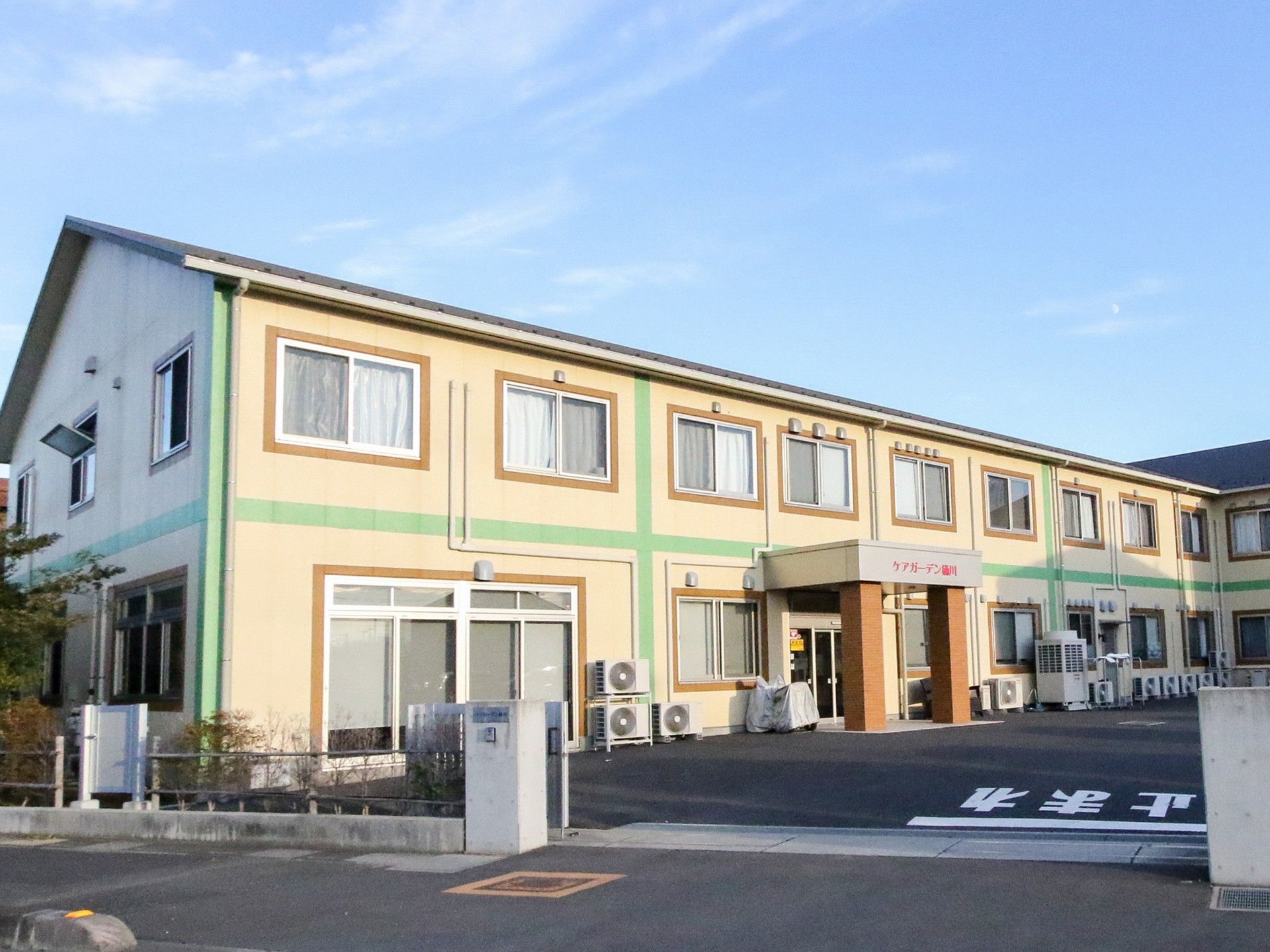 デザインが特徴的な２階建ての外観