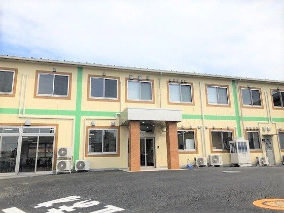 やわらかい色合いが印象的な施設の外観。ケアガーデン桶川の外観写真