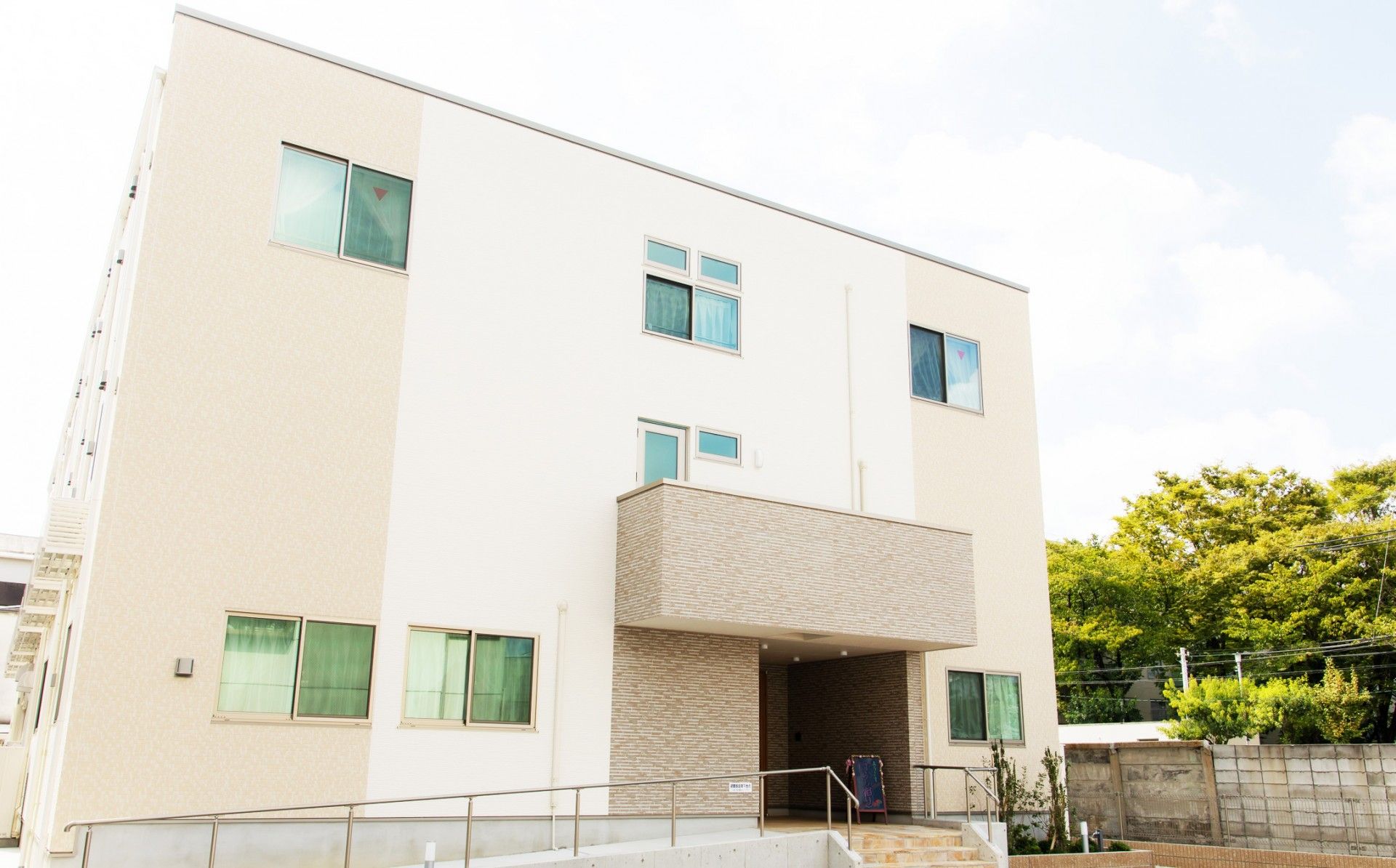 明るい外観の建物