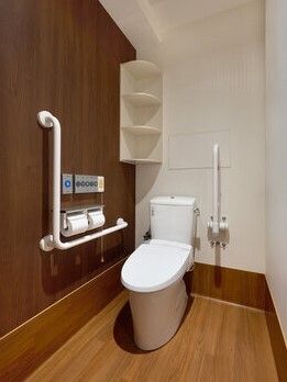 手すりと緊急コールがついたトイレの様子。介護仕様の施設内のトイレ