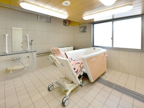 車いすのまま入れるタイプの介護浴槽の様子。施設内に用意されている介護式の浴室