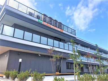3階建ての建物にはベランダが付き、玄関の周りには木や花も植えられ、日当たりも良好。