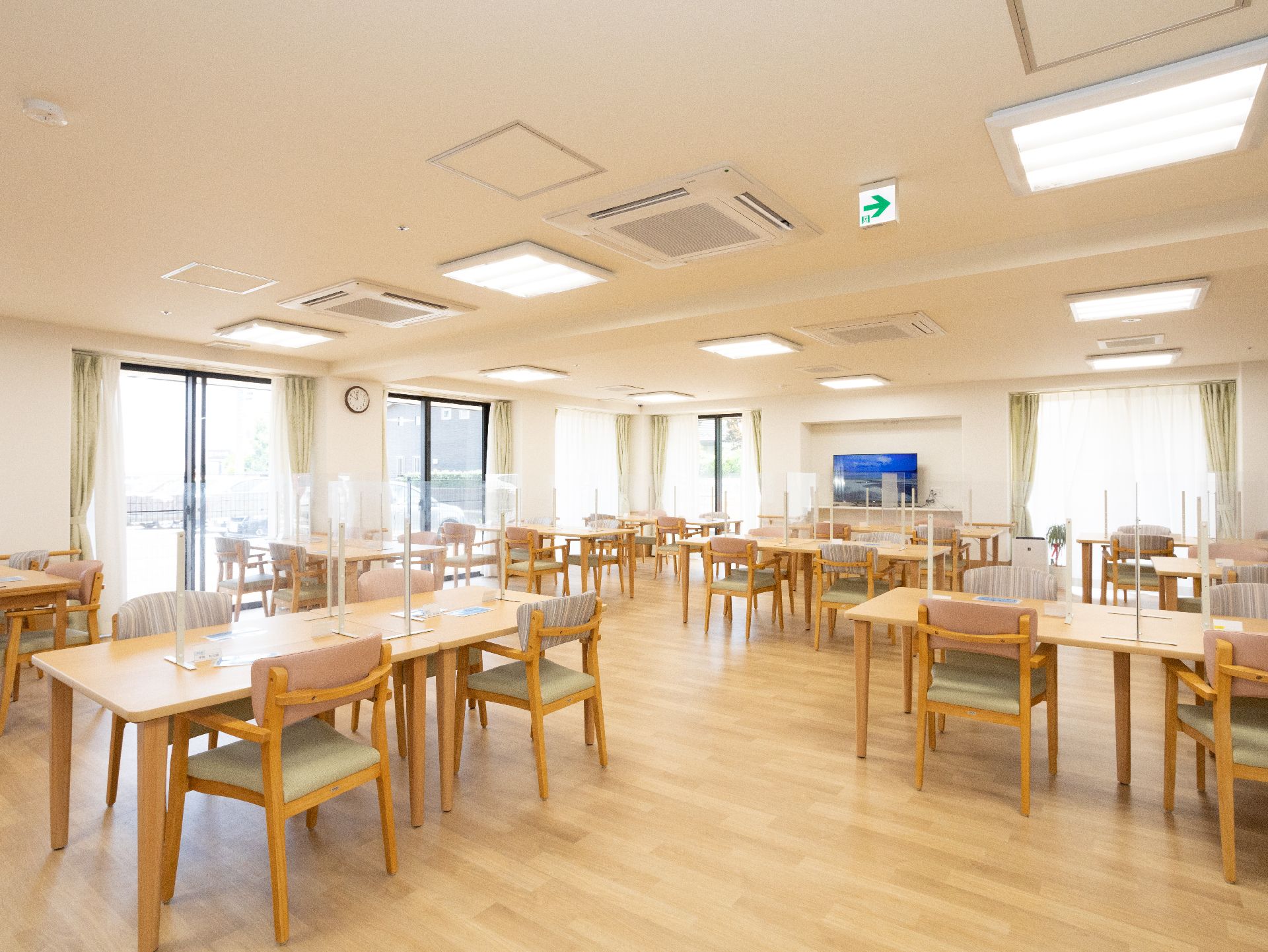 窓が多く、照明も多数取り付けられていて常に明るい食堂