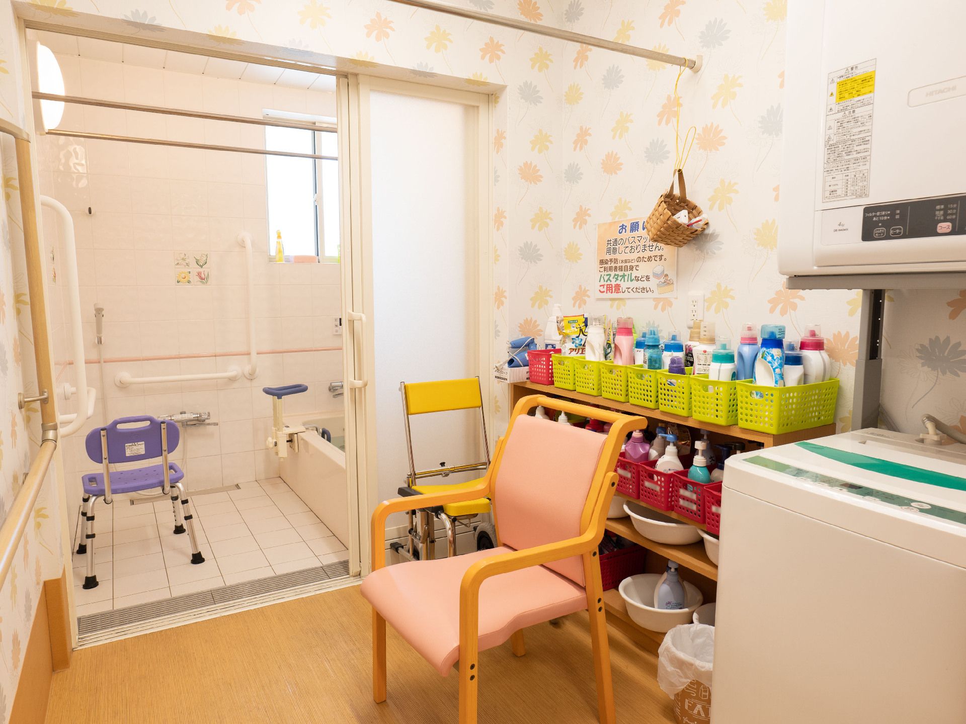 浴室の手前にある棚と椅子が置かれた部屋