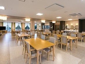 明るい食堂にはライトベージュのダイニングテーブルセットが複数並び、4人ずつ座れるようになっている。