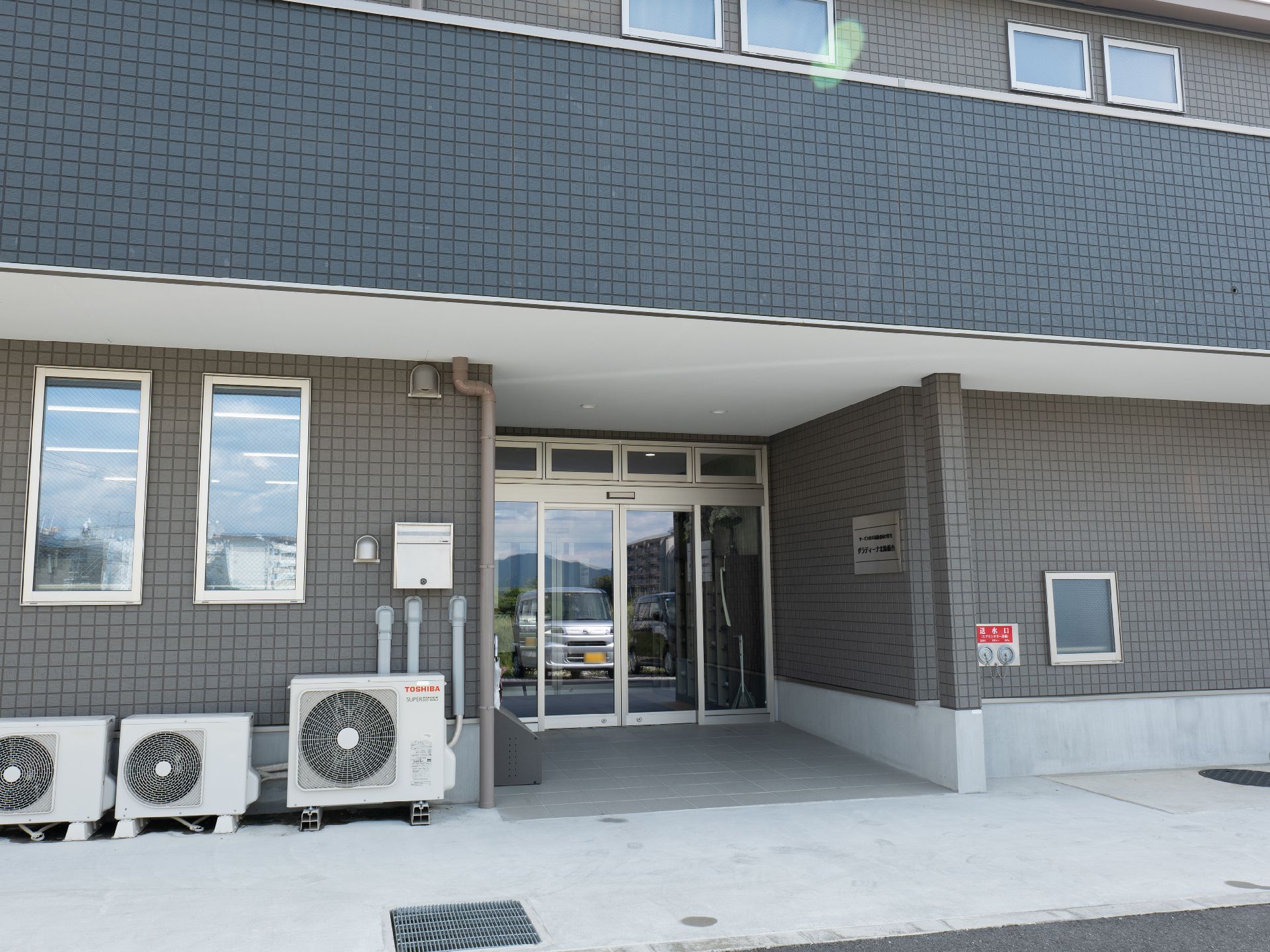 モノトーンな色調をした外観の高齢者向け住宅