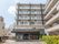 ６階建てで白い外観の建物
