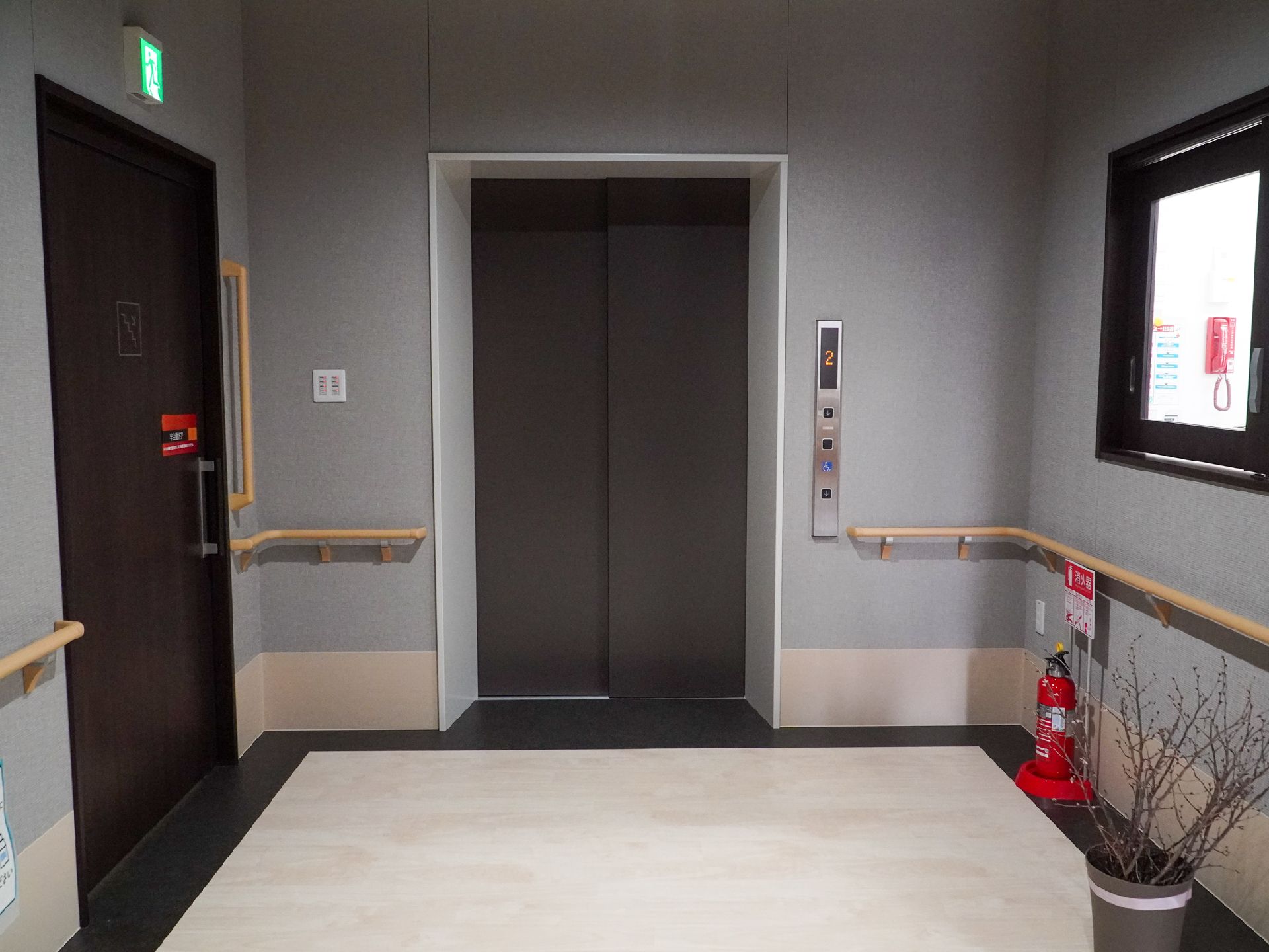 面積が広く取られ、手すりが設置されているエレベーター