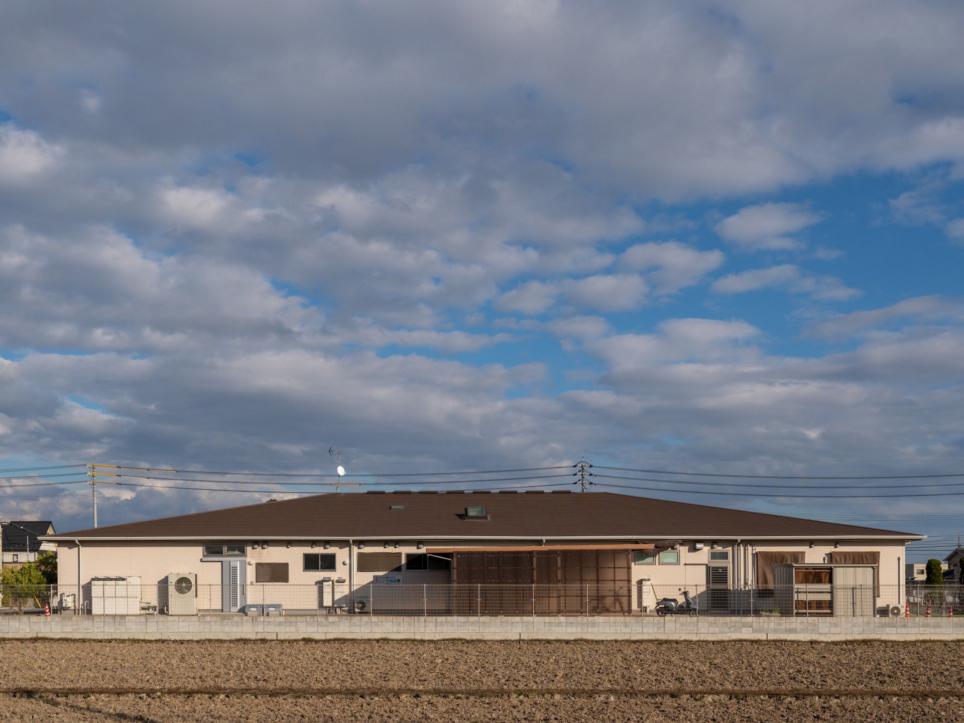 広がる青空と建物