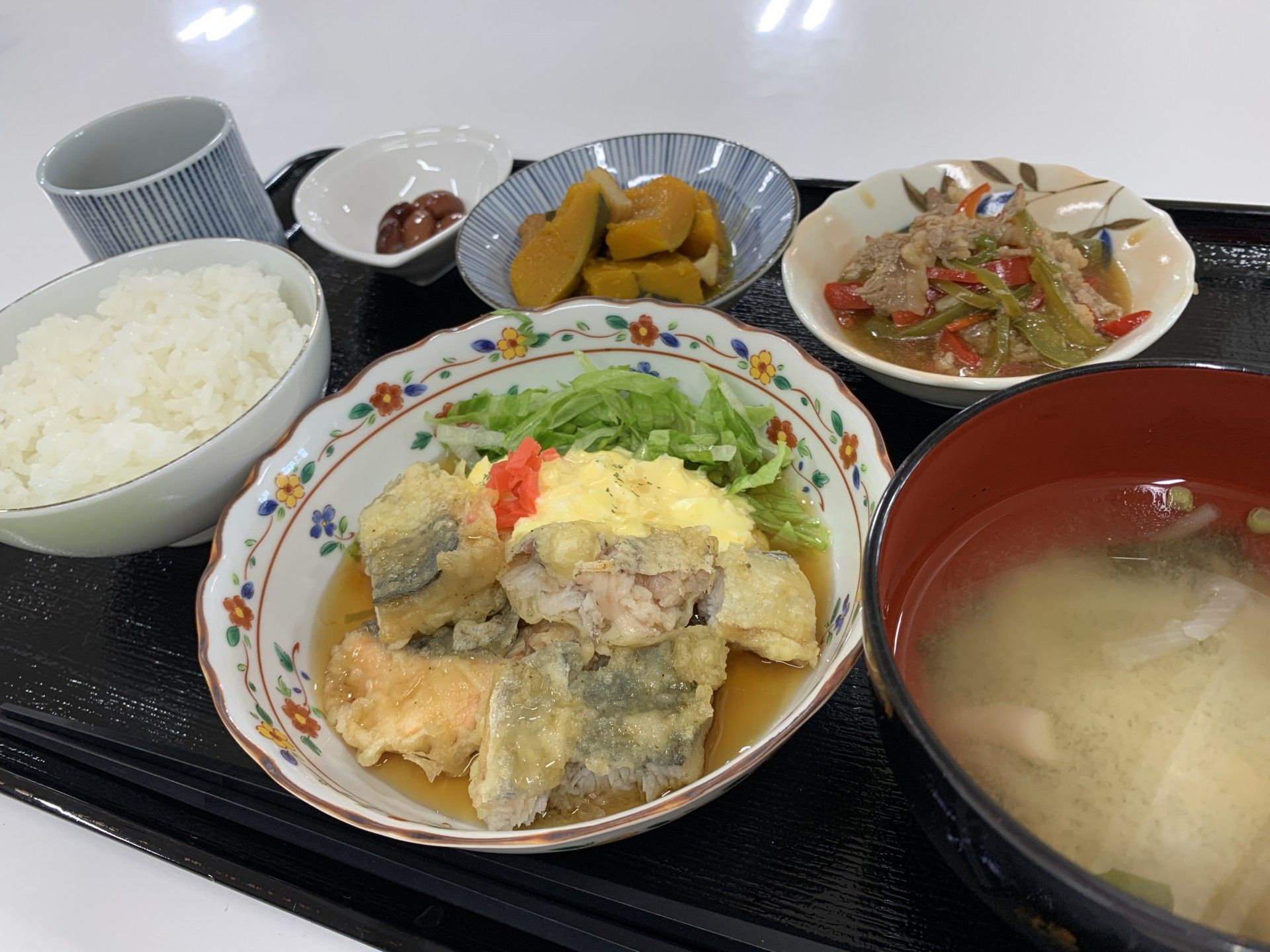 彩り豊かな食事の一例