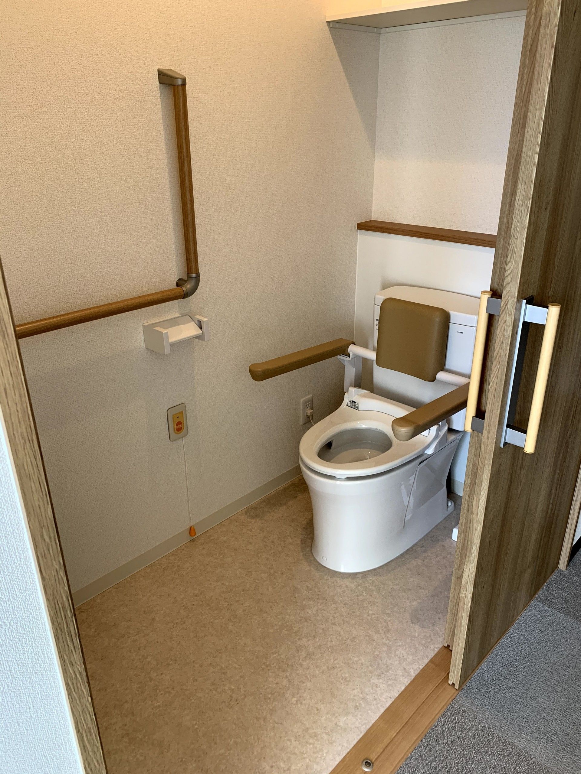 安全な手すり付きトイレ