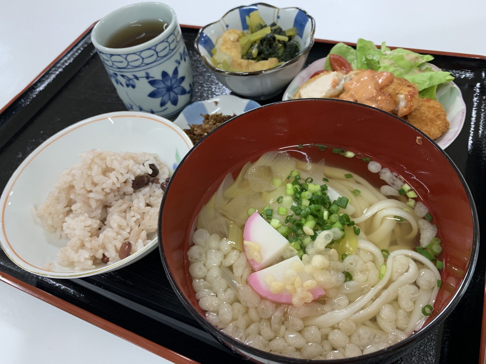 彩り豊かな食事の一例
