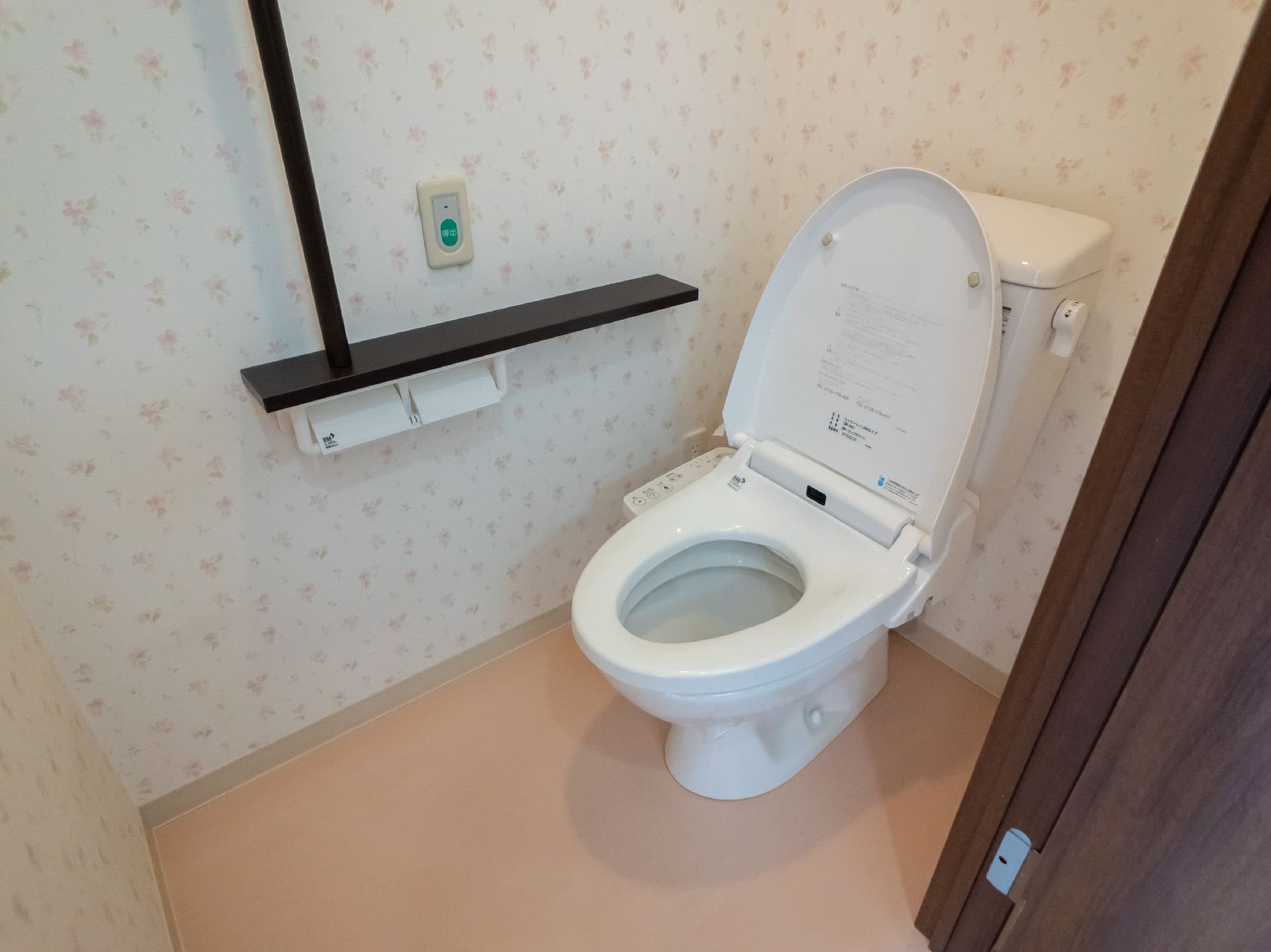 Ｌ字型手すりが設置された洋式トイレ