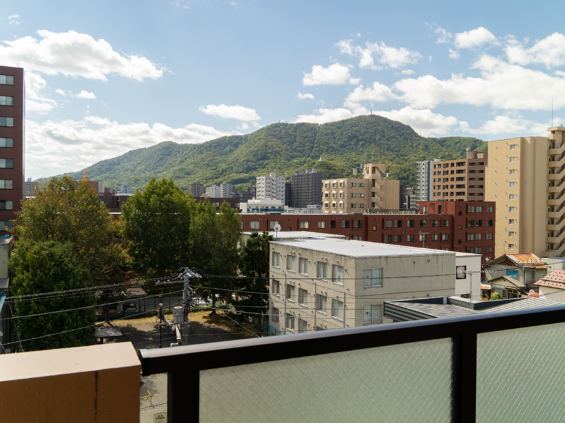遠くに山や街並みが見えるベランダ