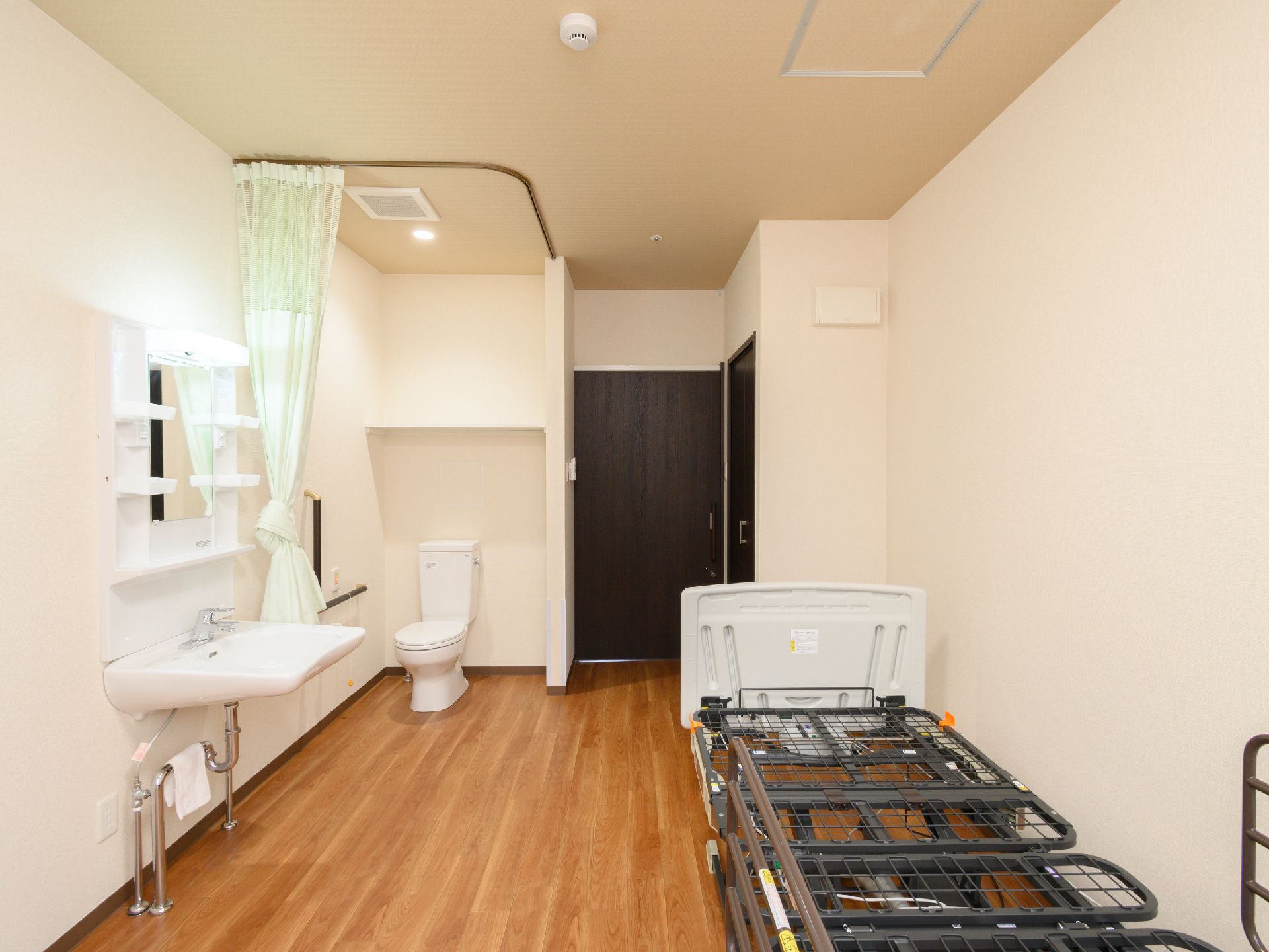 トイレの仕切りにカーテンを採用した居室
