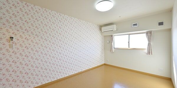 明るい個室の居室