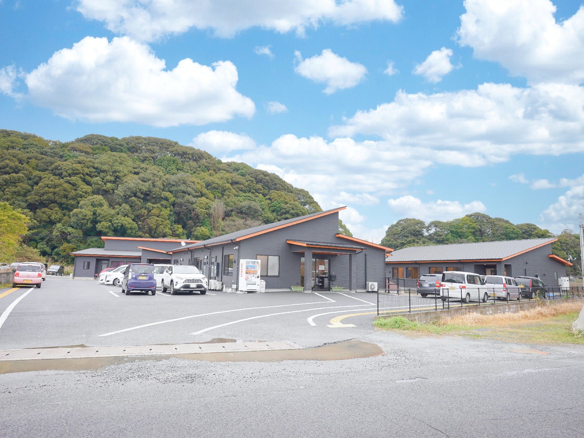 施設前の道路から写された、駐車場を含む施設全体の外観