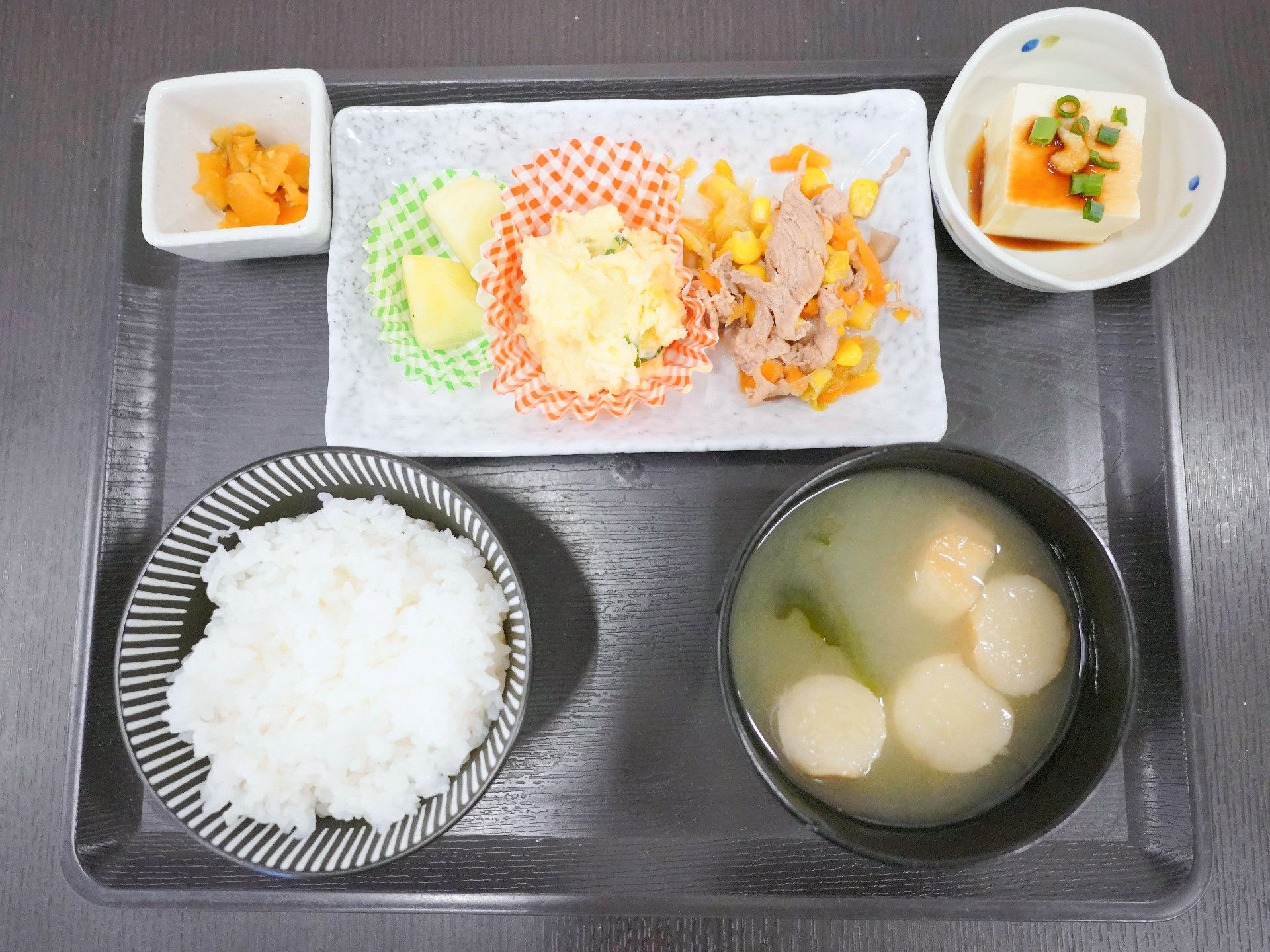 栄養バランスや持病、嚥下機能などを考慮して提供される食事