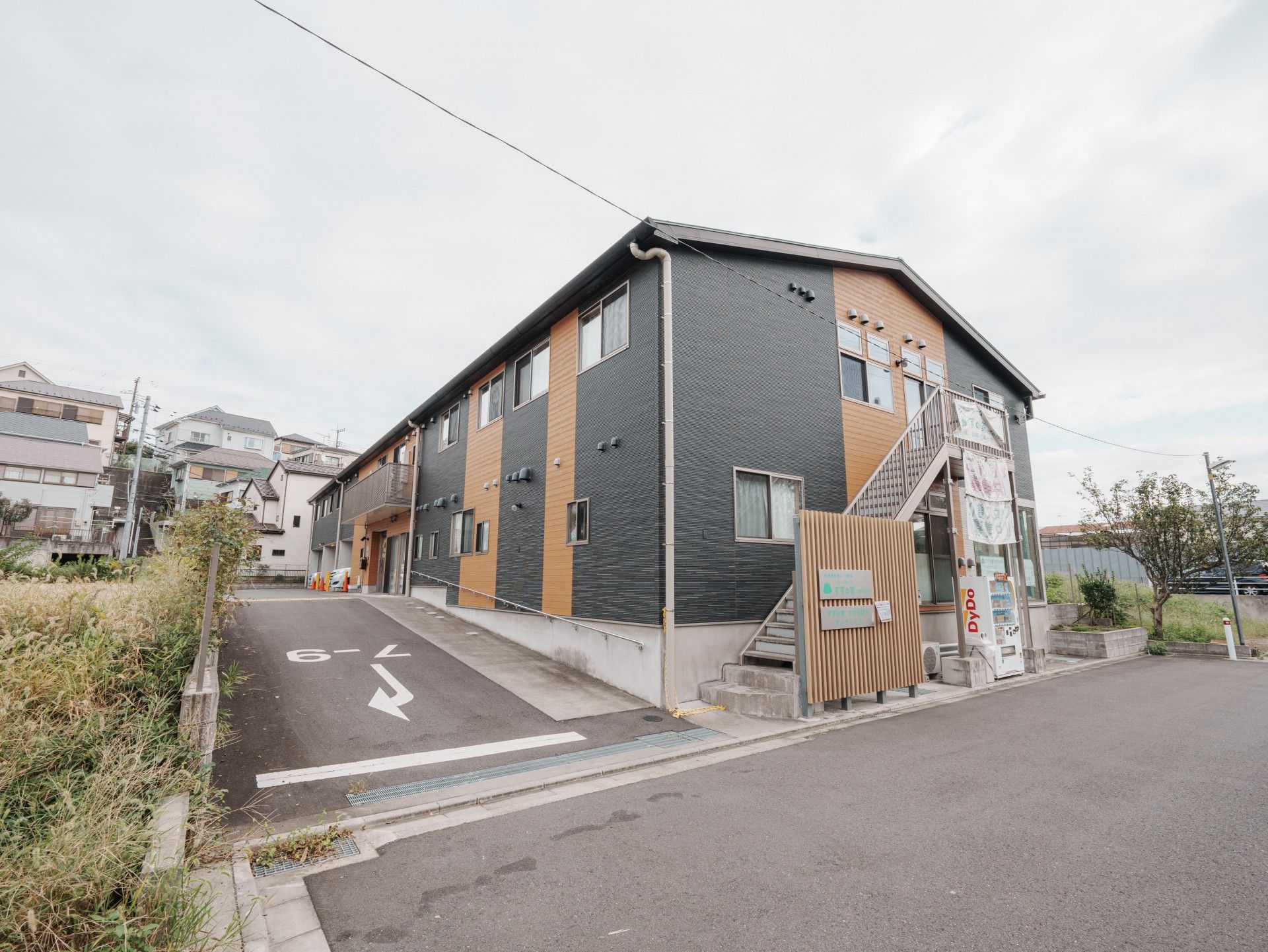 ゆったりとした外観の建物