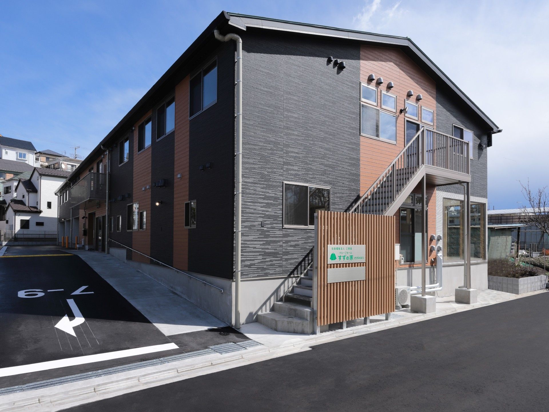 居室には、壁際に介護用ベッドが設置されている。収納クローゼットが完備され、手洗い場が設けられている。