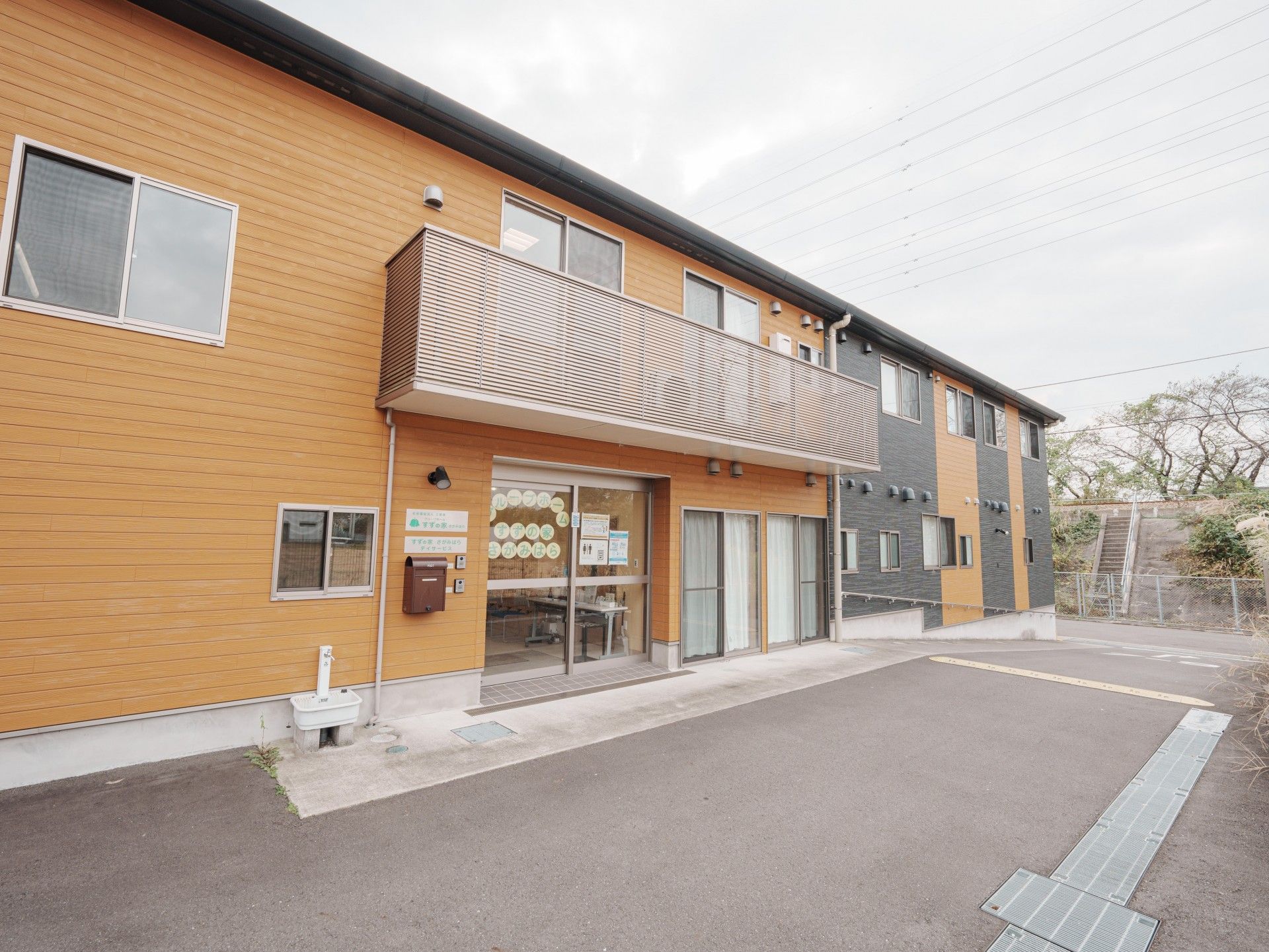 明るい外観の建物入口