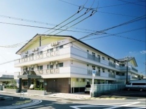 ラ・ナシカ かみいしの外観。3階建ての建物でシンプルな色合いの外装になっている。