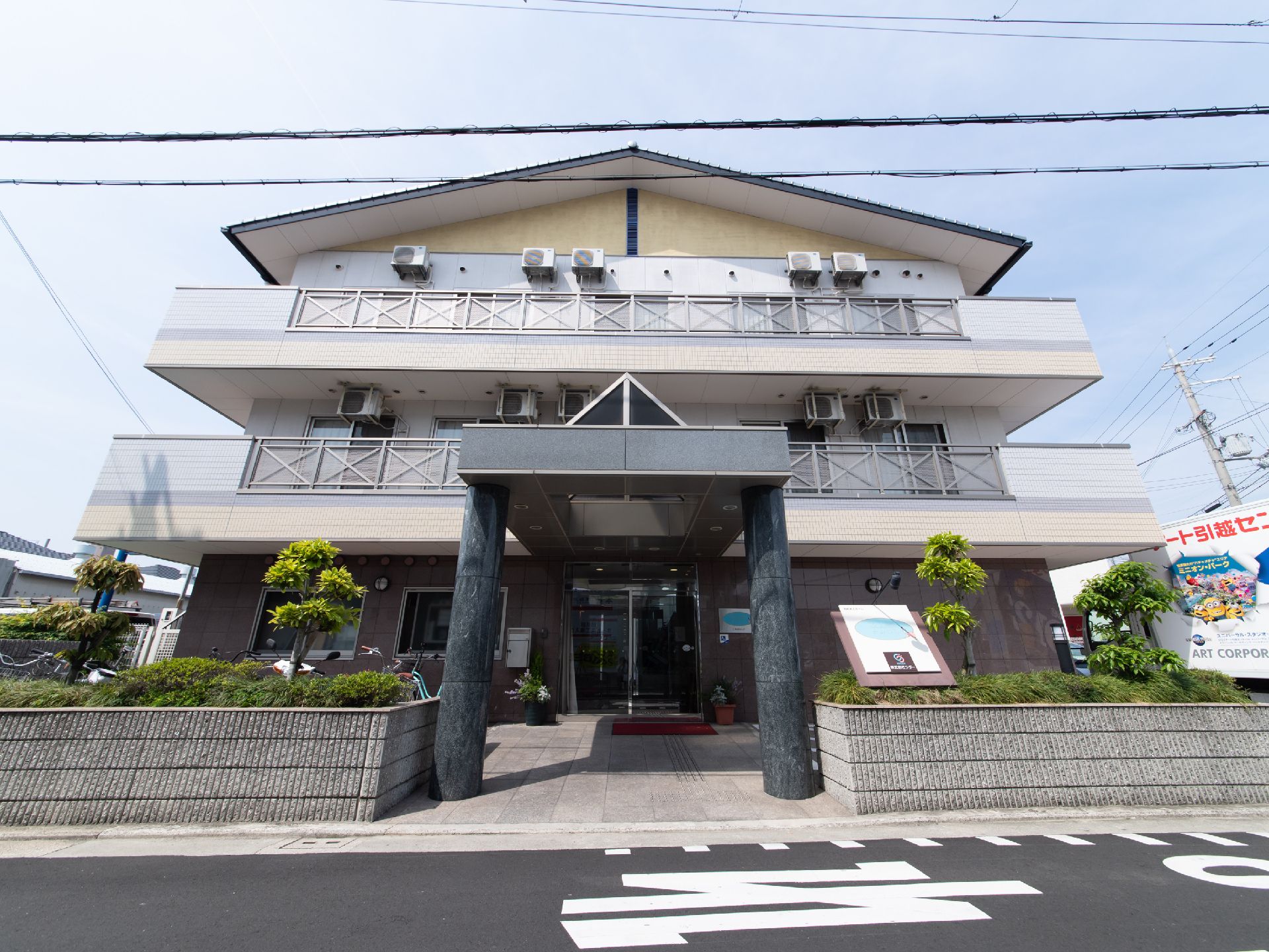 ラ・ナシカ かみいしの外観。カラオケやシアタールームなど娯楽が楽しめる環境になっている。