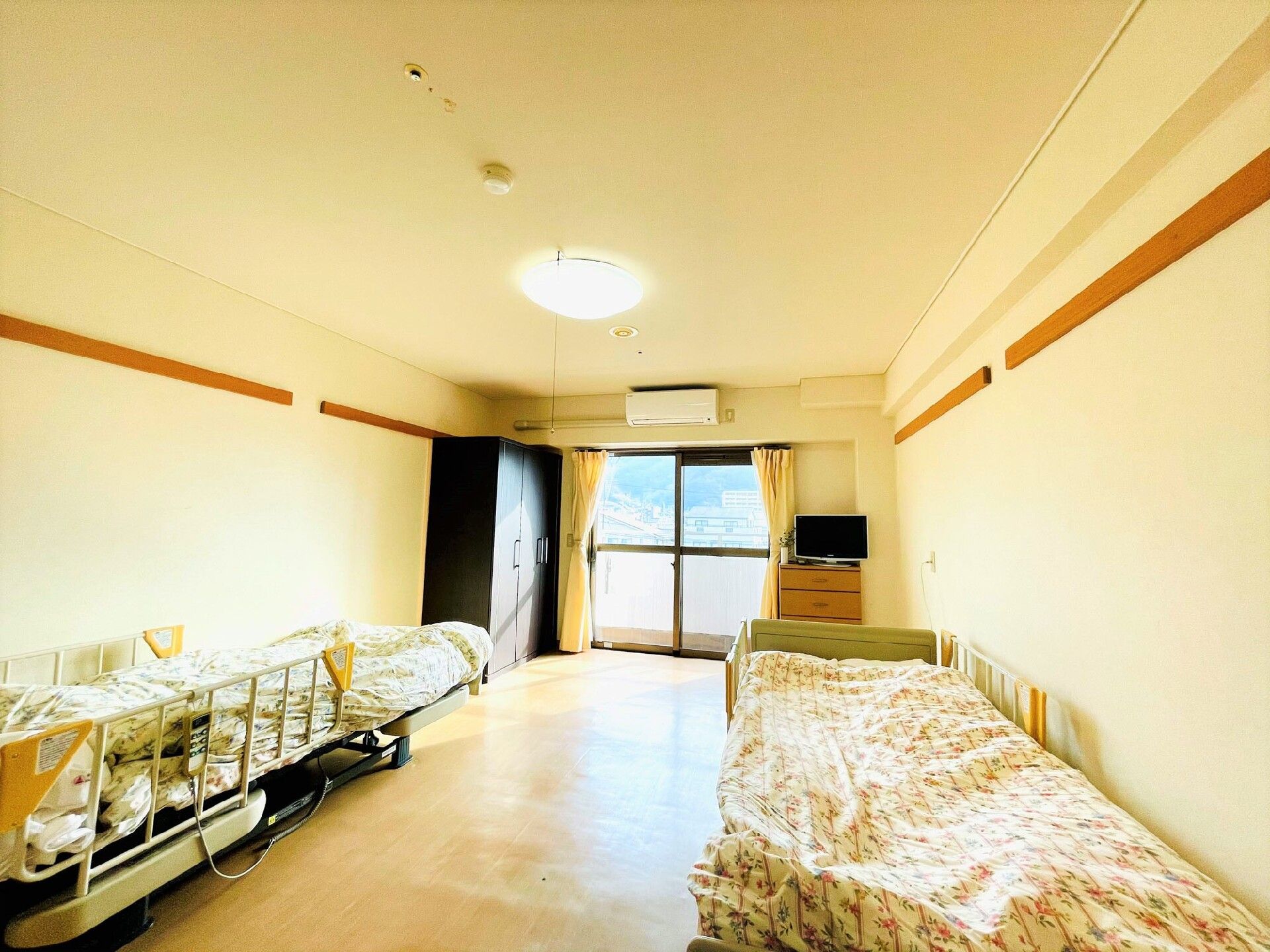 白とピンクのリフト浴が設置された浴室。余計なものは置かれていない。