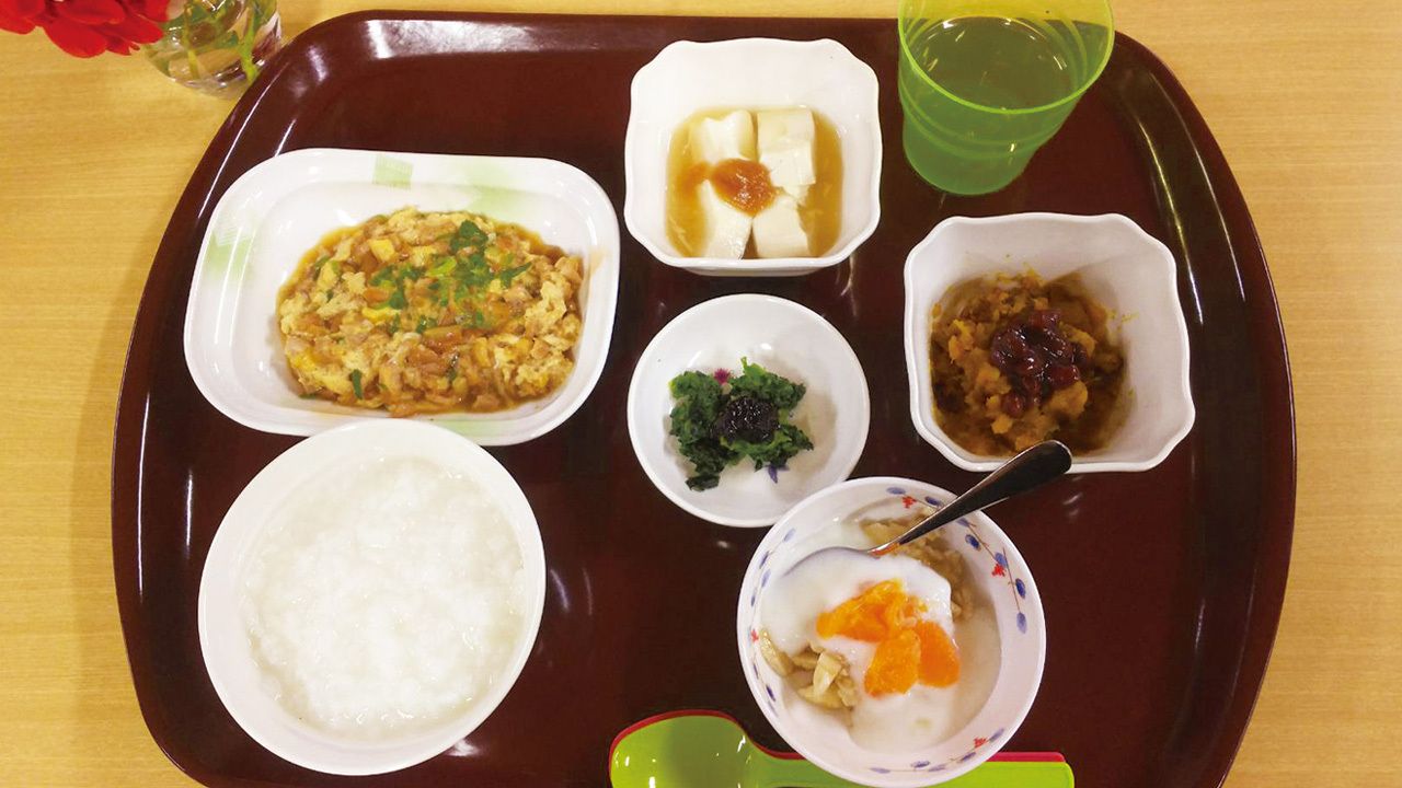 おかゆと玉子とじ、刻んた野菜のおかず