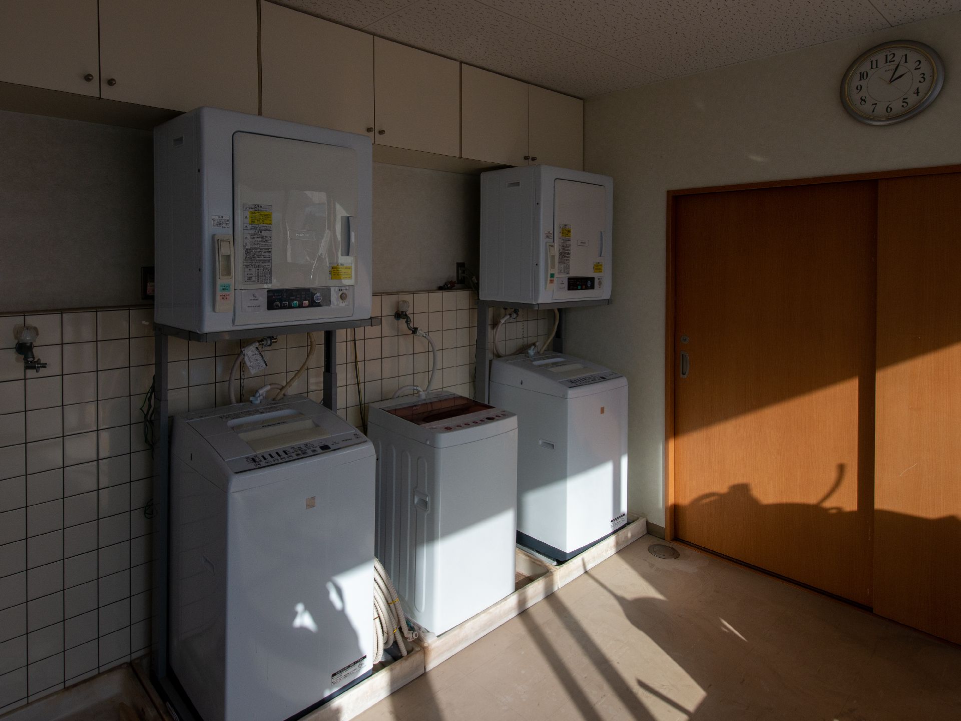 入居者が利用できる洗濯機、乾燥機が置かれているランドリー