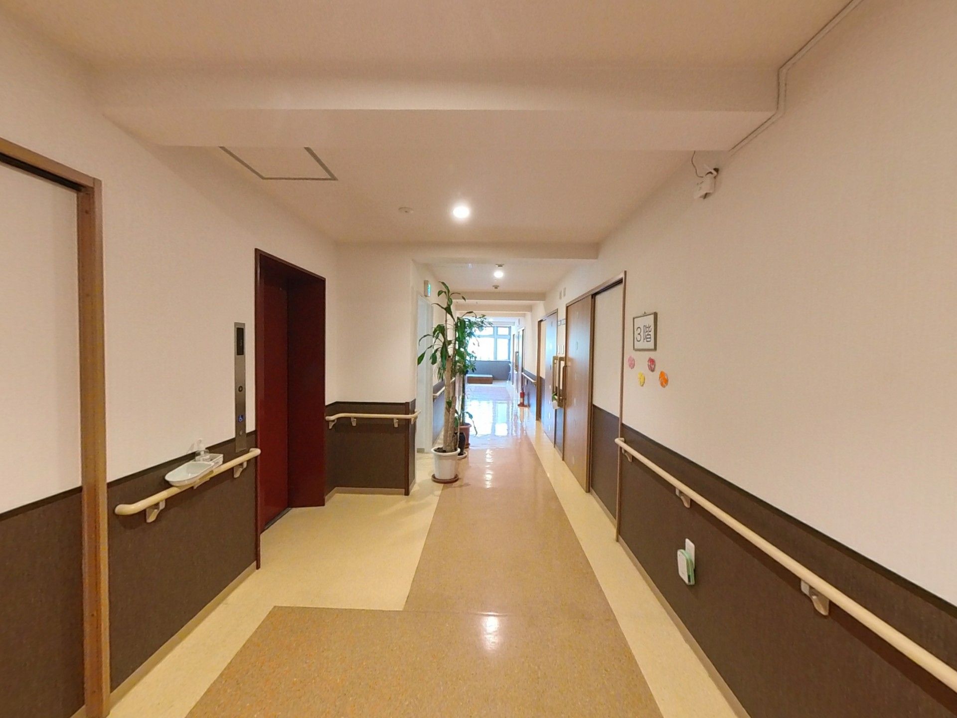 明るく広々とした廊下