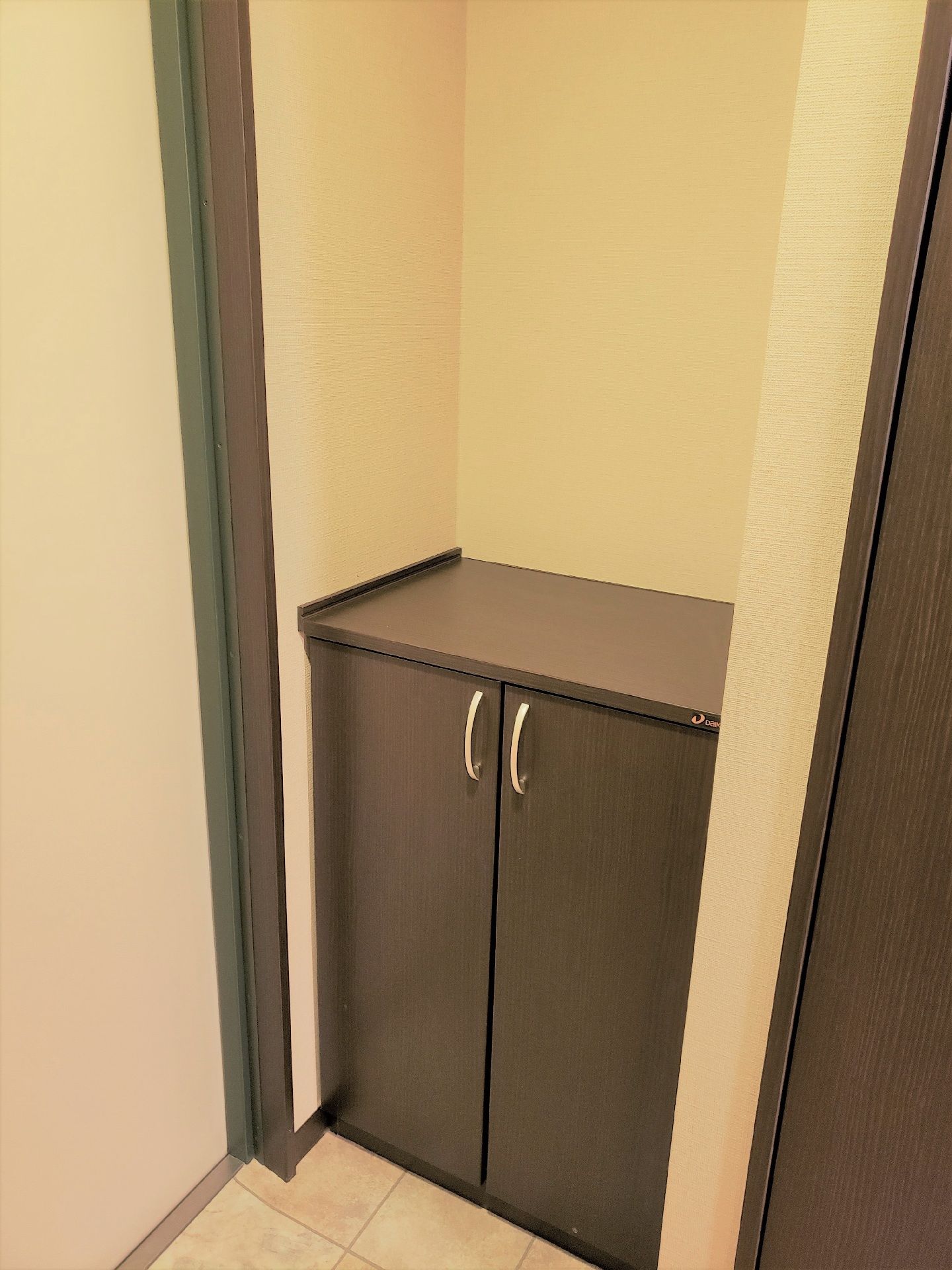 小さな下駄箱の様子。施設内の部屋に取り付けられている下駄箱の写真