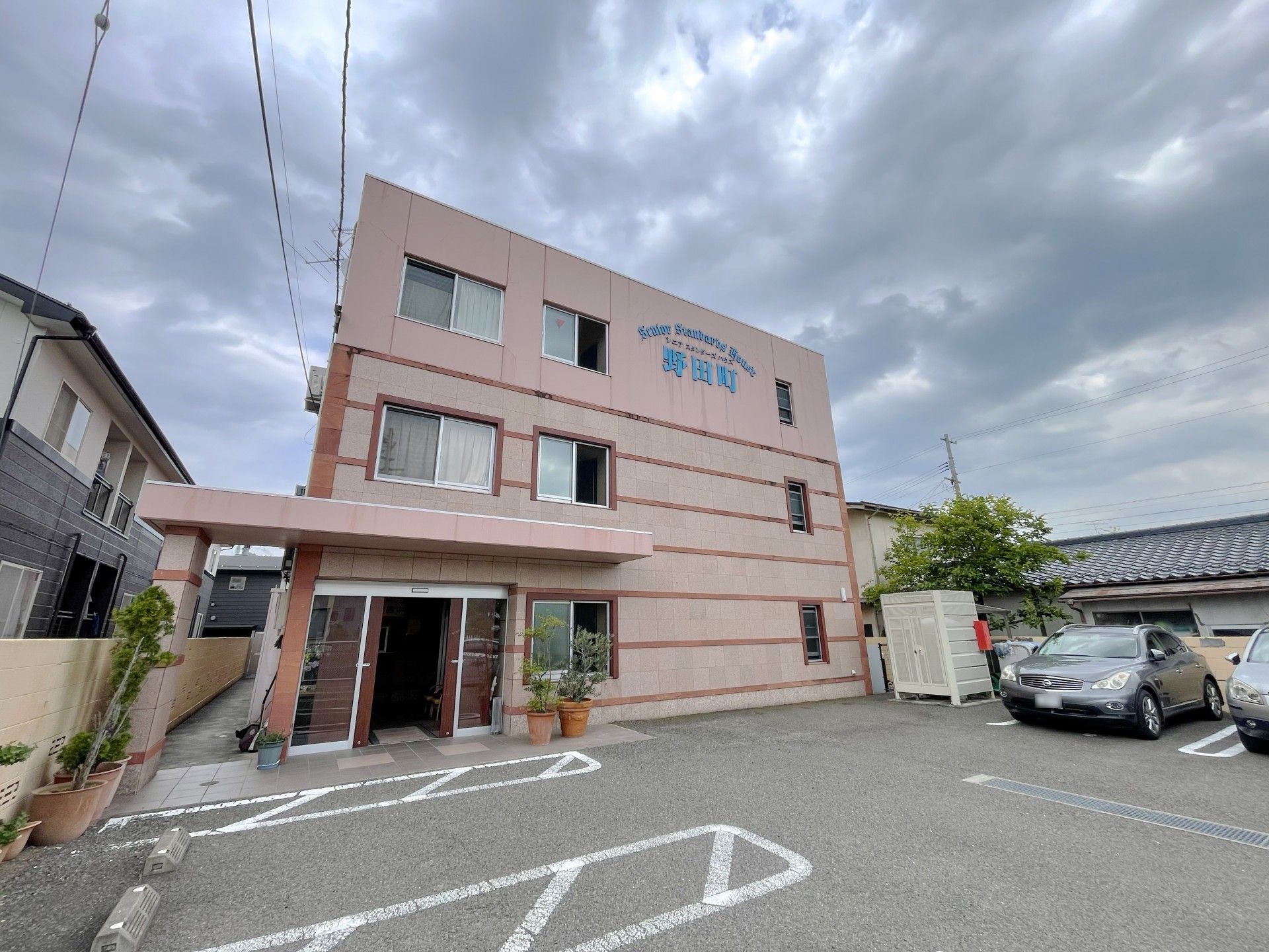 ゆったりとした玄関の建物