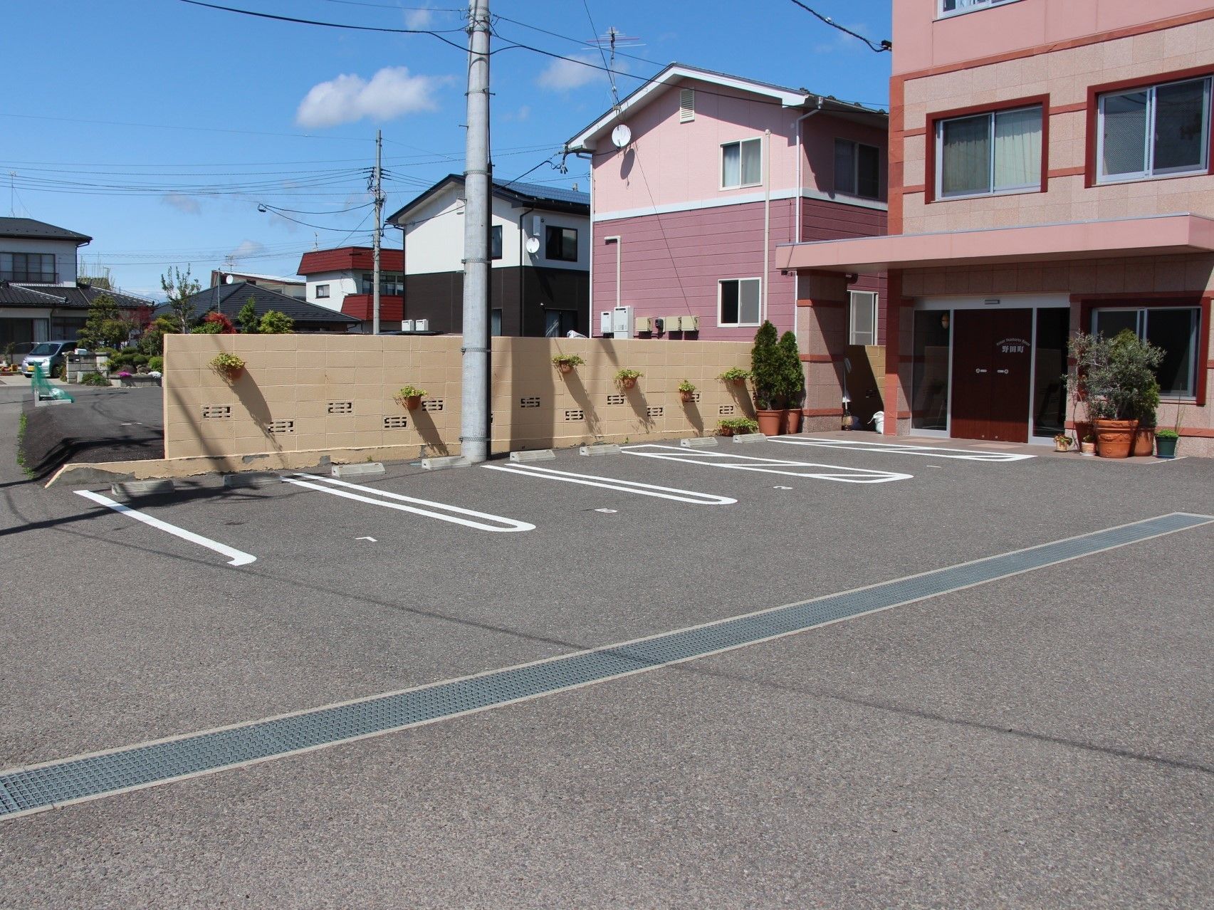 施設の敷地内にある駐車場スペースの様子。複数台停められる広めの駐車場スペース
