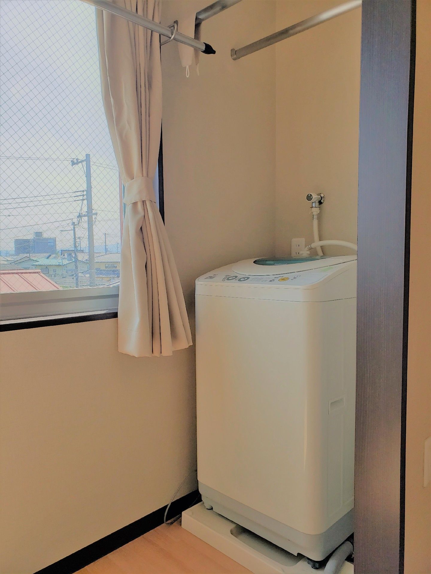 洗濯機が置いてあるランドリールーム。施設内にある洗濯機を写したもの