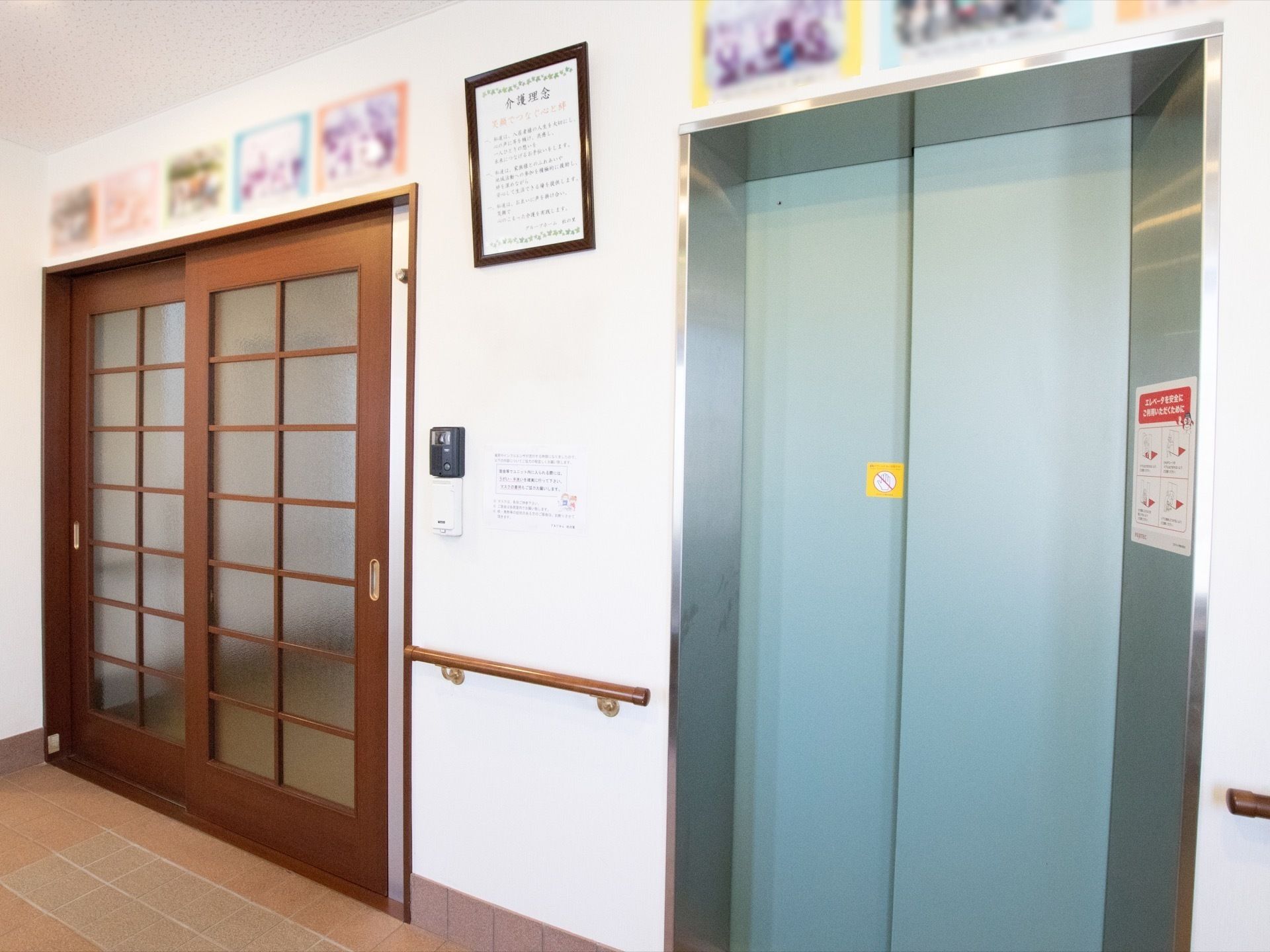 施設玄関の横に完備されたエレベーターである。入居者様や来訪者様が各階への移動の際にご利用いただける。