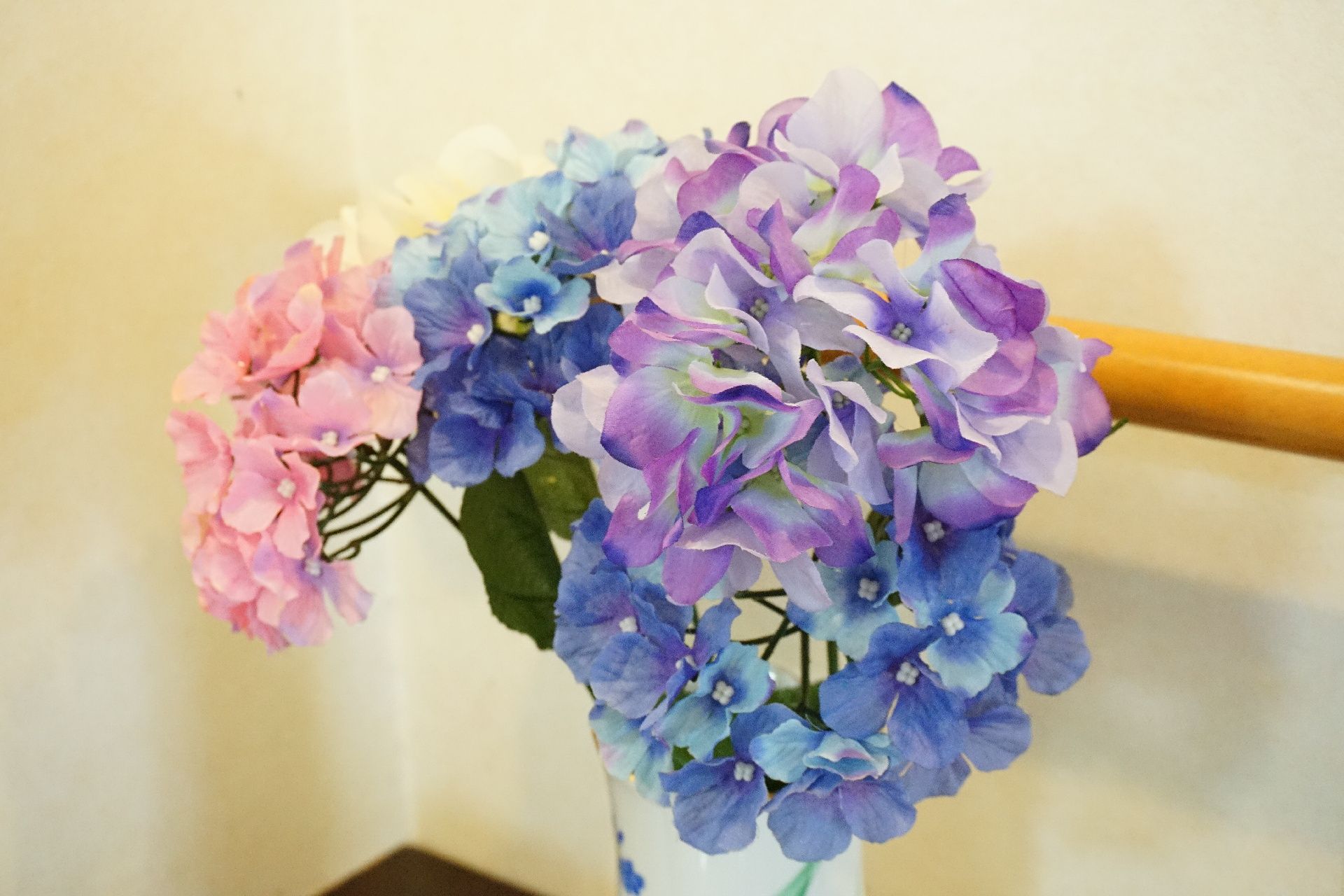 廊下に置かれている花瓶に受けられた花